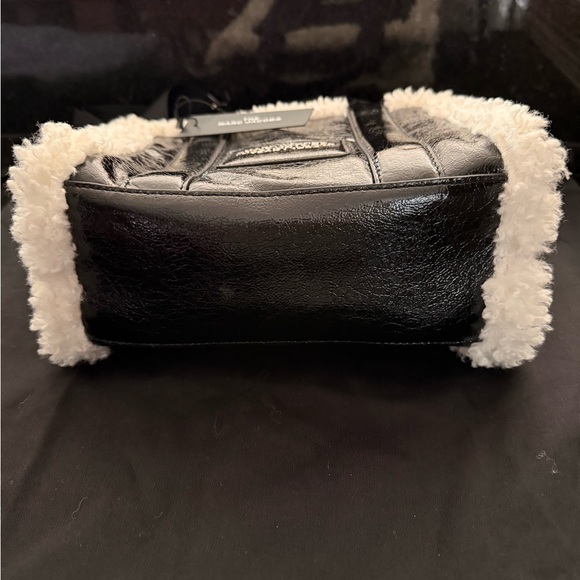 Marc Jacobs The Tote Bag Crinkle Leather with Sherpa - Picture 8 of 9